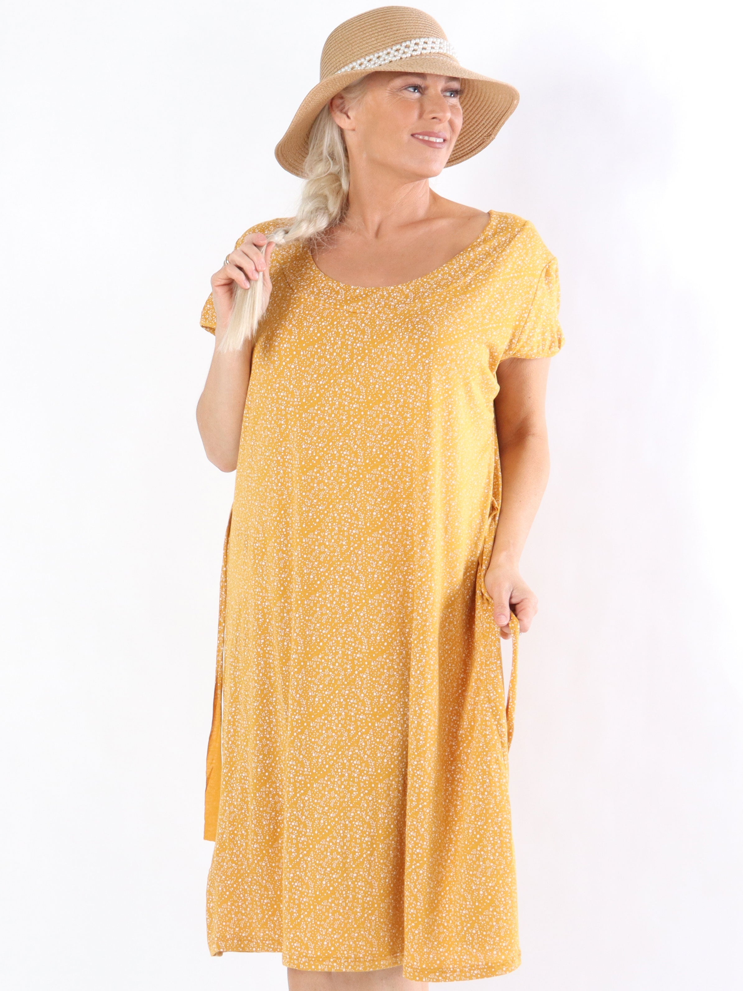 Natalia - Elastisk klänning med små vita prickar